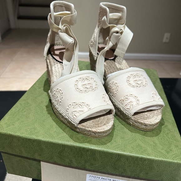 Gucci Cream Wedges with Embroidered Detail - Picture 1 of 4